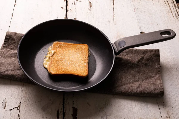 Beyaz Ahşap Masanın Üzerindeki Yemek Tepsisinde Taze Peynirli Sandviçin Yüksek — Stok fotoğraf