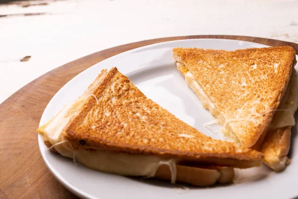 Tahta Servis Tabağında Servis Edilen Taze Peynirli Sandviçin Yüksek Açılı — Stok fotoğraf