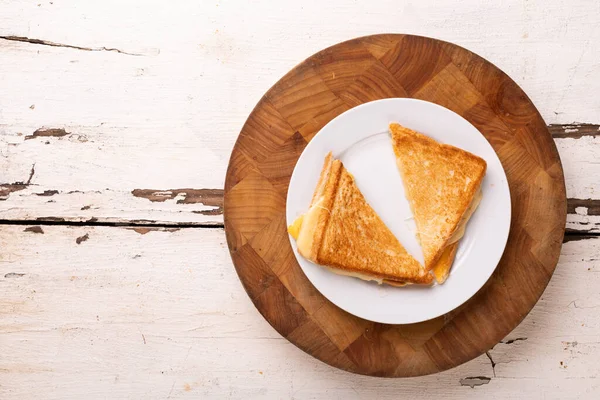 Beyaz Masanın Üzerinde Tahta Tahtada Servis Edilen Taze Peynirli Sandviçin — Stok fotoğraf