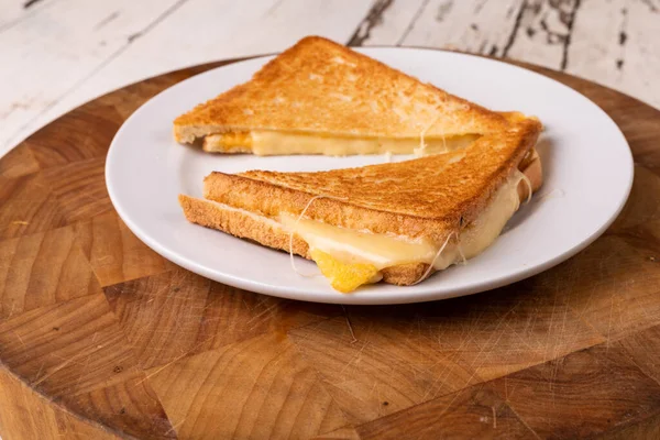 Tahta Tabakta Servis Edilen Taze Peynirli Sandviçin Yüksek Açılı Yakın — Stok fotoğraf