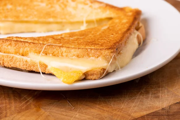 Tabakta Servis Edilen Taze Peynirli Tost Değiştirilmemiş Yemek Sağlıksız Yemek — Stok fotoğraf