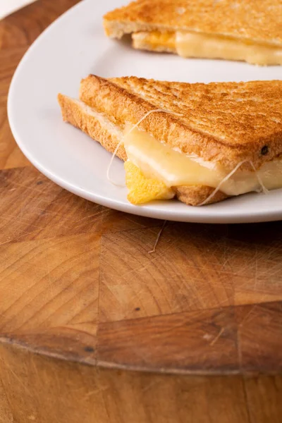 Tahta Tabakta Servis Edilen Taze Peynirli Tost Sandviçi Değiştirilmemiş Yemek — Stok fotoğraf