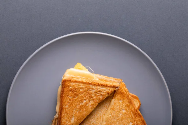 Вид Зверху Свіжий Сирний Бутерброд Поданий Тарілці Синьому Фоні Незмінна — стокове фото