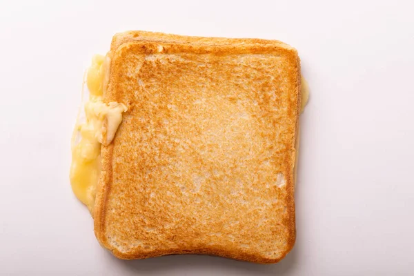 Прямо Над Видом Свежий Бутерброд Сыром Белом Фоне Неизменный Питание — стоковое фото