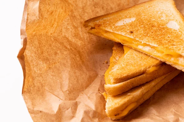 Kahverengi Balmumu Kağıtta Taze Peynirli Tost Sandviçi Değiştirilmemiş Yemek Sağlıksız — Stok fotoğraf