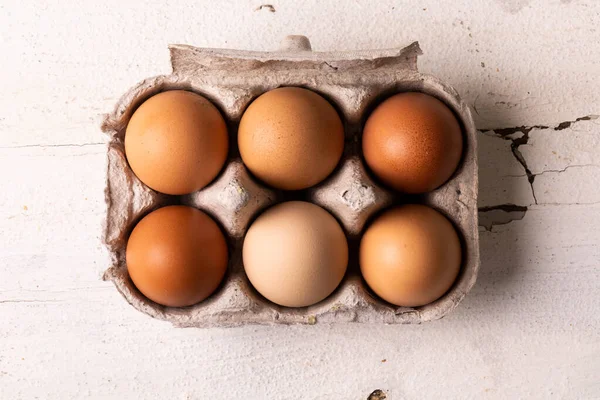 Direttamente Sopra Vista Uova Fresche Marroni Disposte Cartone Tavolo Legno — Foto Stock