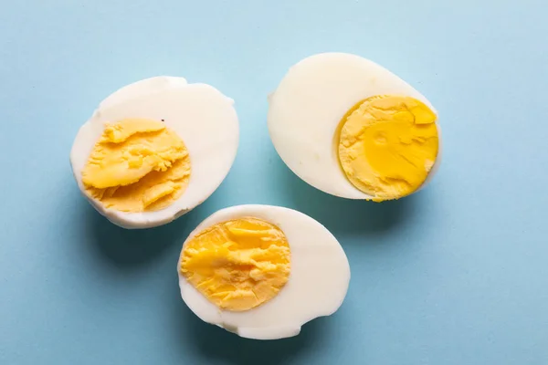 Overhead View Fresh Coiled White Egg Halves Blue Background Oförändrat — Stockfoto