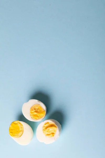 青い背景に半熟のゆで卵でコピースペースのオーバーヘッドビュー 変化のない食品健康的な食生活有機的な概念 — ストック写真