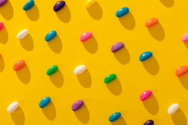 Plan Plein Cadre Bonbons Multicolores Disposés Rangée Sur Fond Jaune — Photo