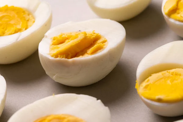 Gri Masada Taze Kaynamış Yumurtaların Yüksek Açılı Görüntüsü Değiştirilmemiş Yiyecek — Stok fotoğraf