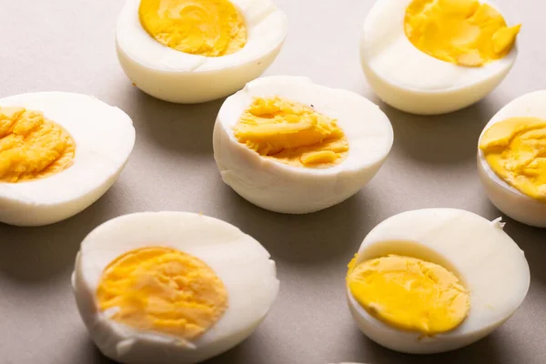 灰色のテーブルの上に黄色の黄身と新鮮な白いゆで卵の高い角度のクローズアップ 変化のない食品健康的な食生活有機的な概念 — ストック写真