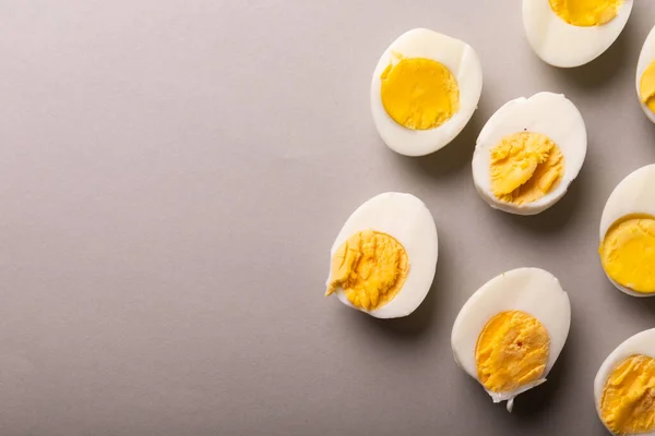 Diretamente Acima Visão Ovos Brancos Frescos Fervidos Com Gemas Amarelas — Fotografia de Stock