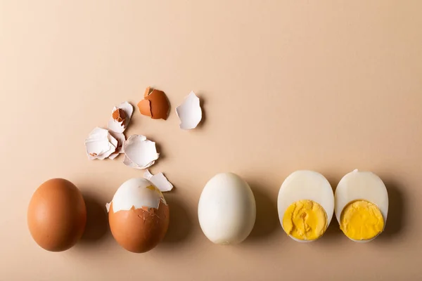 Bovenaanzicht Van Vers Gekookte Bruine Witte Eieren Roze Achtergrond Met — Stockfoto