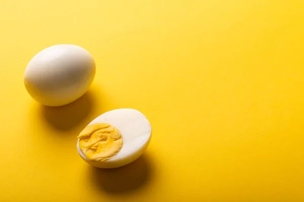 黄色の背景にコピースペースのあるゆで卵の高角度ビュー 変化のない食品健康的な食生活有機的な概念 — ストック写真