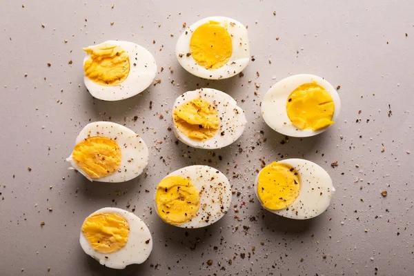 Gri Arka Planda Biberli Haşlanmış Beyaz Yumurta Manzarası Değiştirilmemiş Yiyecek — Stok fotoğraf