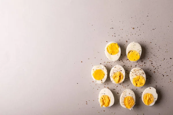 Bovenaanzicht Van Peperkorrel Kruiden Gekookte Witte Eieren Door Kopieerruimte Grijze — Stockfoto