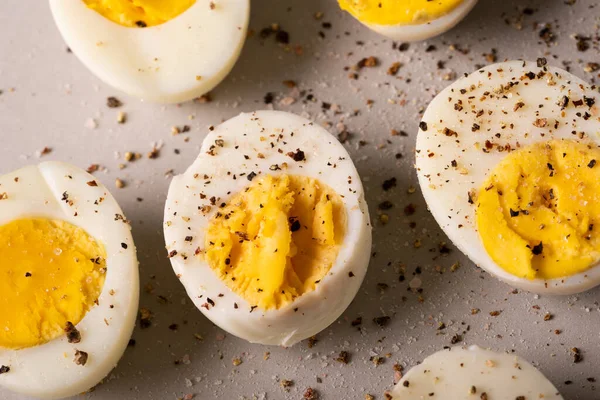 Diretamente Acima Visão Ovos Brancos Fervidos Frescos Com Tempero Grão — Fotografia de Stock