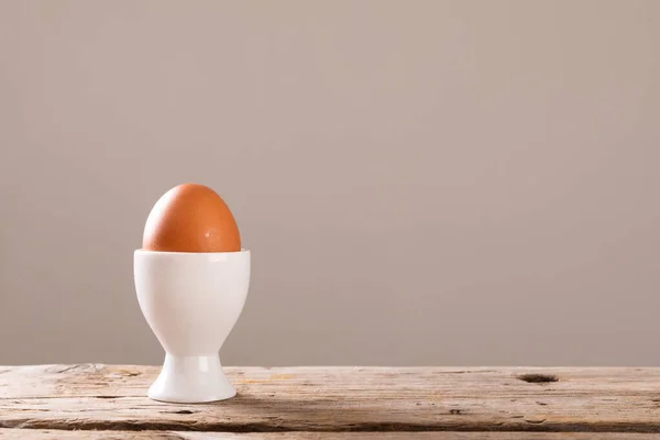 Gros Plan Œuf Brun Bouilli Dans Une Tasse Blanche Sur — Photo