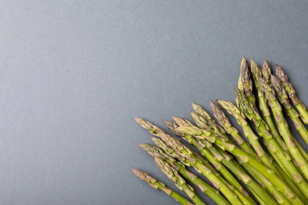 Direct Boven Zicht Verse Groene Asperges Grijze Achtergrond Met Kopieerruimte — Stockfoto