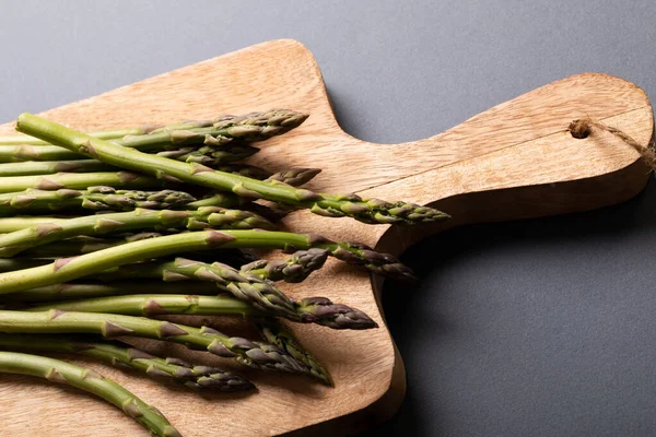 High Angle View Fresh Green Asparagus Wooden Cutting Board Gray — Stock Photo, Image