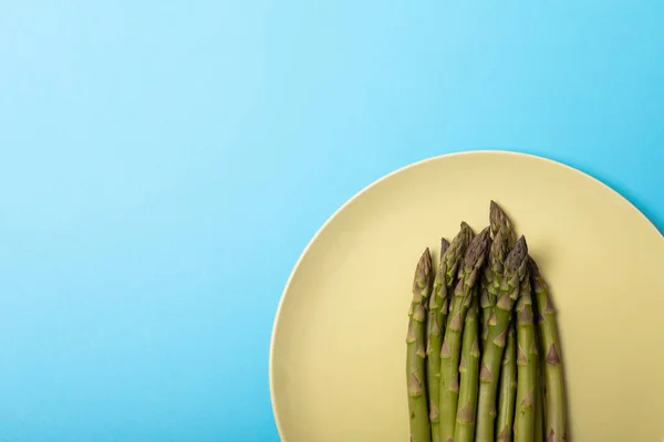 Bovenaanzicht Van Verse Groene Asperges Witte Paté Door Kopieerruimte Tegen — Stockfoto