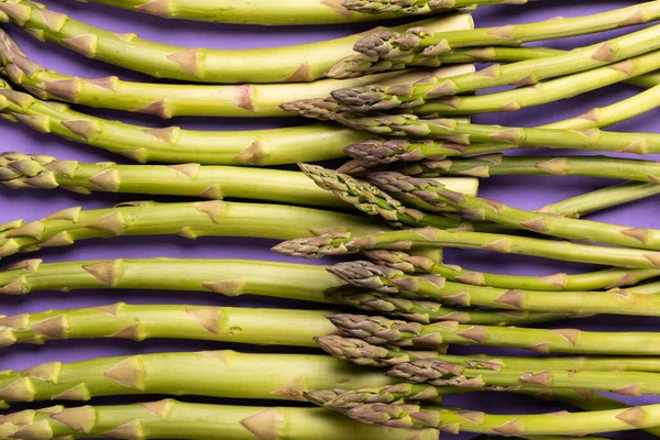 생녹색 아스파라거스 야채를 보라색 배경에 프레임 변화되지 식생활 유기적 — 스톡 사진