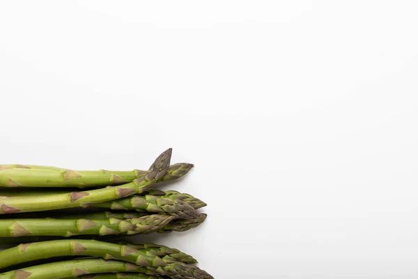 Direct Boven Zicht Rauwe Groene Asperges Witte Achtergrond Met Kopieerruimte — Stockfoto