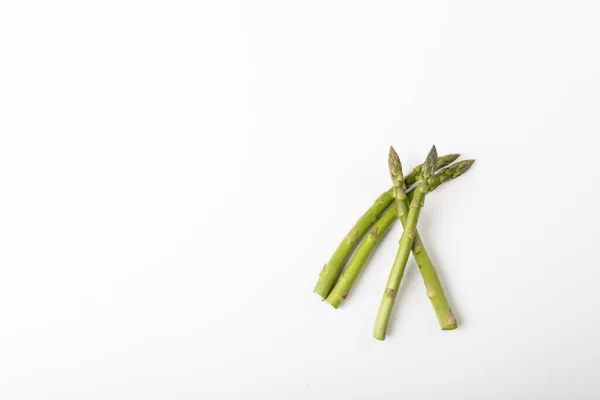 Directement Dessus Vue Des Asperges Vertes Brutes Sur Fond Blanc — Photo