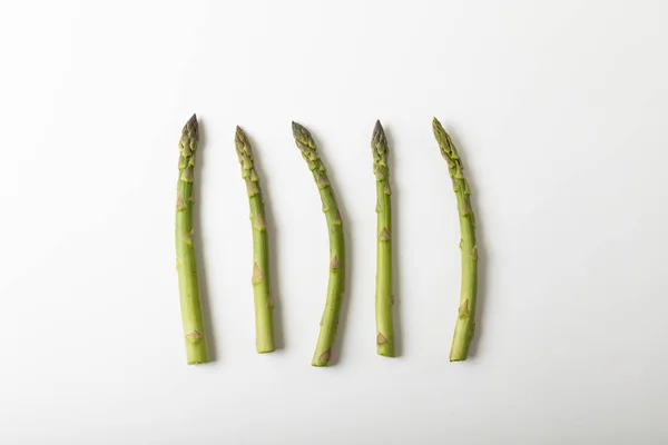 Direct Boven Het Zicht Van Ruwe Asperges Naast Elkaar Geplaatst — Stockfoto