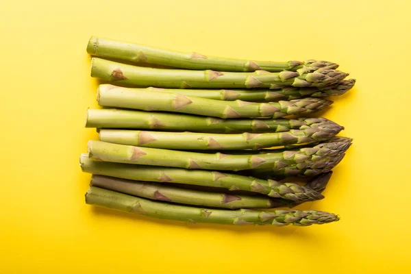 Felülnézetben Zöld Nyers Spárga Zöldségek Sárga Háttér Változatlan Élelmiszer Egészséges — Stock Fotó