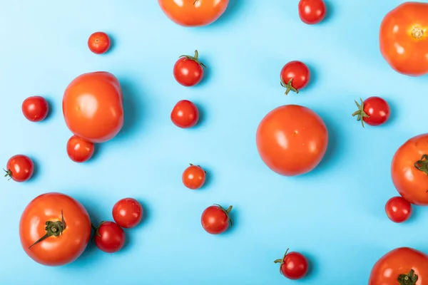 Overhead View Fresh Tomatoes Scattered Blue Background Unaltered Organic Food — Stock Photo, Image