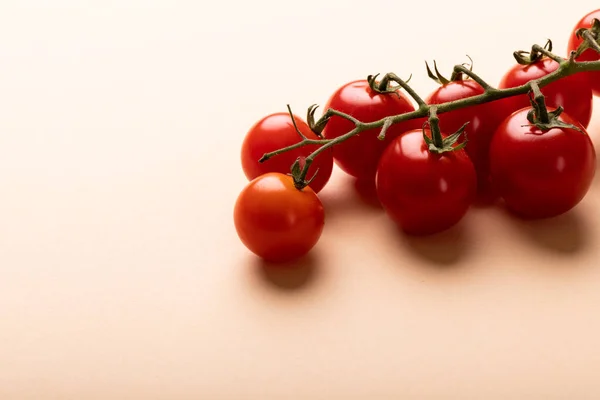 Close Tomates Cereja Vermelho Fresco Galho Por Espaço Cópia Contra — Fotografia de Stock