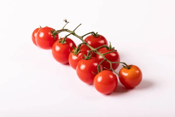 Primer Plano Ramita Tomates Cherry Rojos Frescos Sobre Fondo Blanco — Foto de Stock