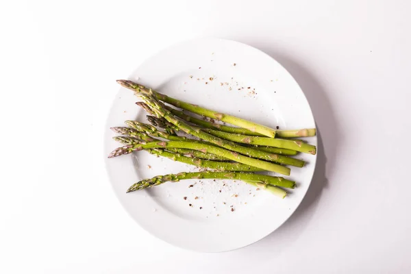 Overhead View Asparagus Seasoning Plate White Background Unaltered Food Healthy — Stock Photo, Image