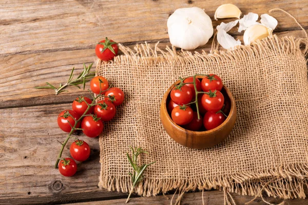 Vista Alto Ângulo Tomates Cereja Frescos Com Serapilheira Bulbo Alho — Fotografia de Stock