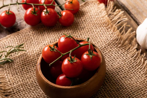 Vista Alto Ângulo Tomates Cereja Vermelhos Frescos Tigela Madeira Sobre — Fotografia de Stock