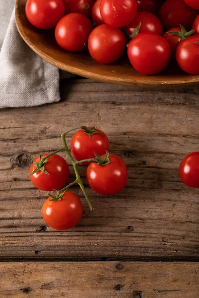 Diretamente Acima Vista Tomates Cereja Vermelhos Frescos Com Prato Guardanapo — Fotografia de Stock