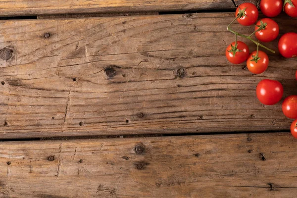 Visão Aérea Tomates Cereja Frescos Mesa Madeira Marrom Alimentos Orgânicos — Fotografia de Stock