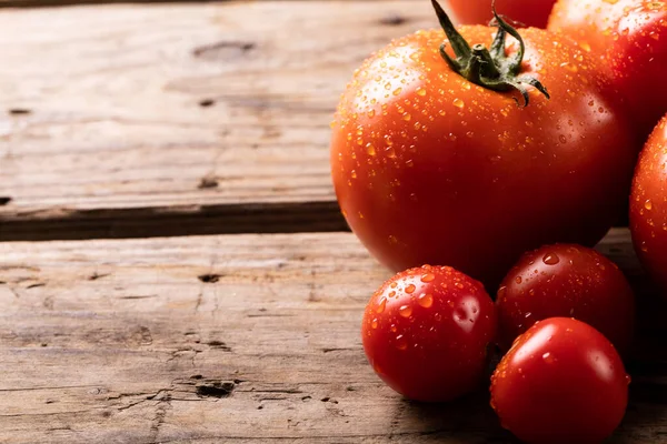 Primer Plano Tomates Rojos Frescos Con Gotas Agua Mesa Madera — Foto de Stock