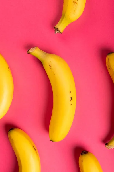 ピンクの背景に新鮮なバナナの直接上のビュー 変化のない有機食品や健康的な食事の概念は — ストック写真
