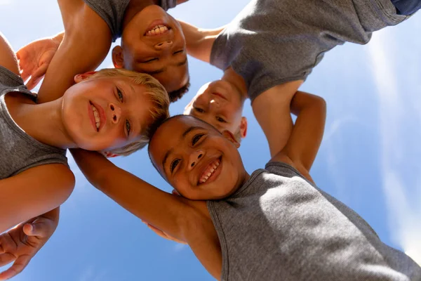 Tieffliegerporträt Von Lächelnden Multirassischen Grundschülern Die Sich Beim Fußballspielen Aneinander — Stockfoto