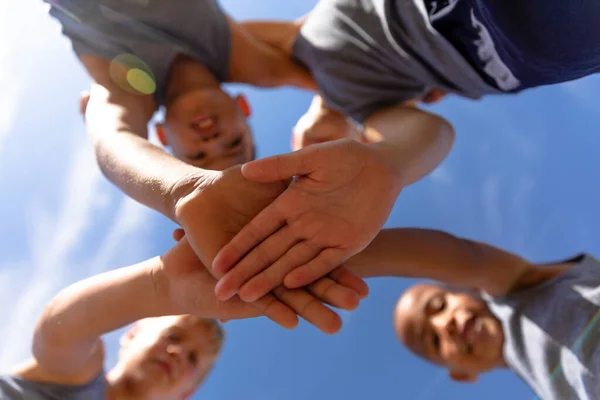 Direct Onder Schot Van Multiraciale Basisschooljongens Die Handen Stapelen Tijdens — Stockfoto