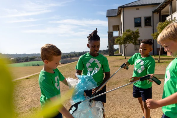 Wielorasowe Dzieciaki Podstawówki Recyklingu Plastiku Worku Śmieci Terenie Szkoły Koncepcja — Zdjęcie stockowe
