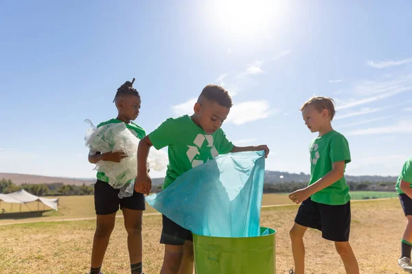 晴れた日に学校の地面にプラスチックを掃除する多人種の小学生 変化のない持続可能なライフスタイルチームワーク清掃責任リサイクルの概念 — ストック写真