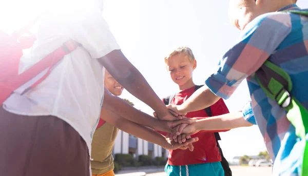 Gelukkige Multiraciale Schooljongens Die Handen Stapelen Terwijl School Staan Onveranderd — Stockfoto