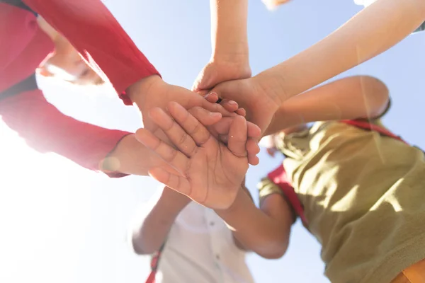 Direct Onder Schot Van Multiraciale Basisschooljongens Die Handen Stapelen Terwijl — Stockfoto