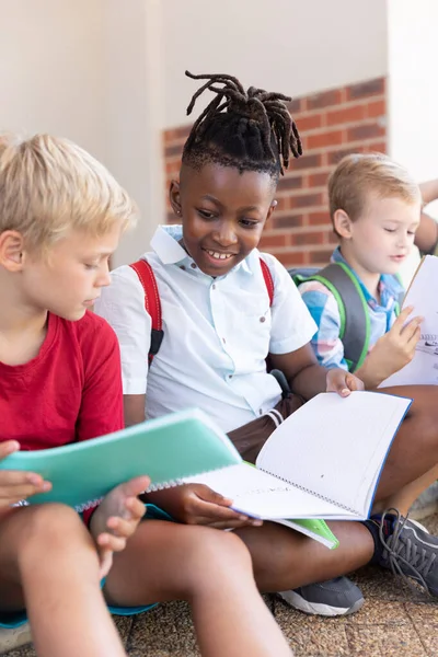 Sonriente Colegial Afroamericano Que Estudia Con Compañero Clase Caucásico Escuela — Foto de Stock