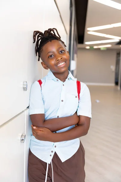 학교에서 교차하는 아프리카 미국인 초등학생의 초상화 변경되지 그리고 학교의 — 스톡 사진