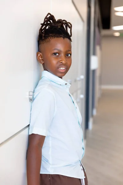 Egy Afro Amerikai Általános Iskolás Fiú Portréja Aki Iskola Szekrénye — Stock Fotó