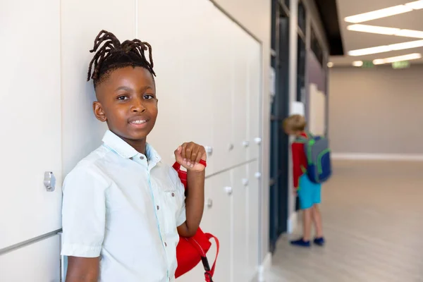 Retrato Del Sonriente Colegial Afroamericano Escuela Primaria Pie Junto Casillero — Foto de Stock